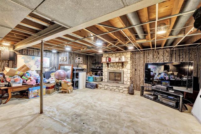 909 LAWTON TERRACE, Manitowoc, WI 54220