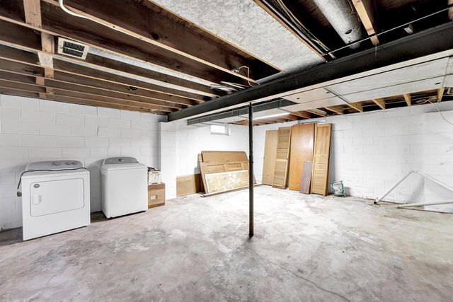 909 LAWTON TERRACE, Manitowoc, WI 54220