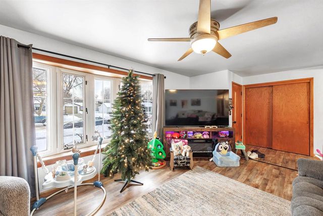 909 LAWTON TERRACE, Manitowoc, WI 54220