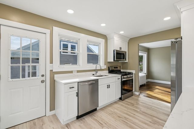 14 Ruthven St, Quincy, MA 02171