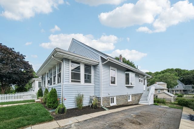 14 Ruthven St, Quincy, MA 02171