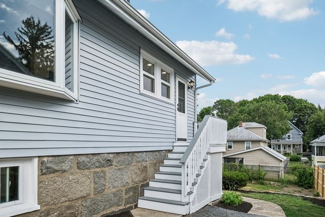 14 Ruthven St, Quincy, MA 02171