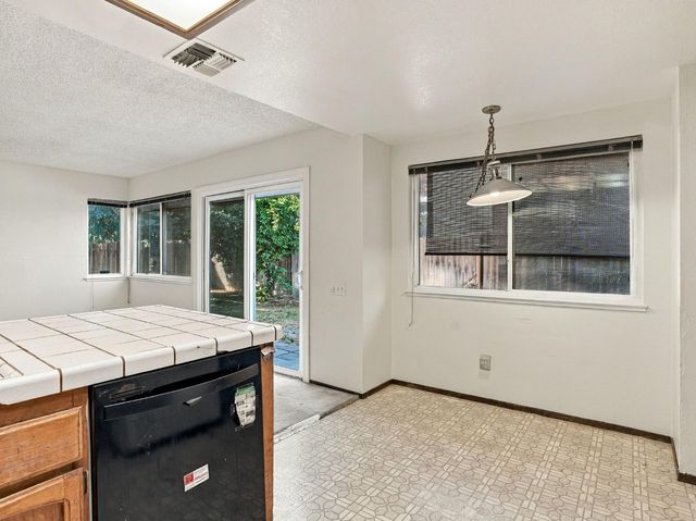 9 Rollingbrook Cir, Sacramento, CA 95833