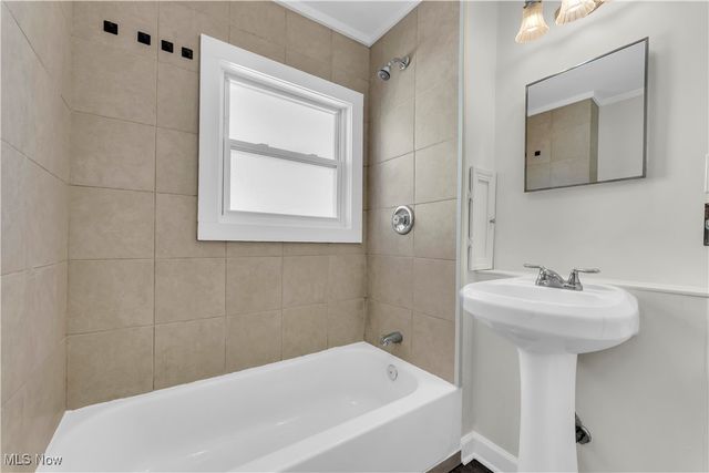 945 Nela View Road, Cleveland Heights, OH 44112