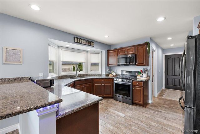 35526 Brooke Circle, New Baltimore, MI 48047