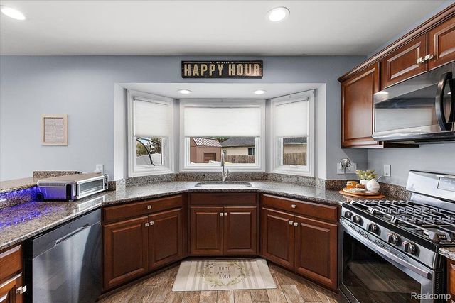 35526 Brooke Circle, New Baltimore, MI 48047