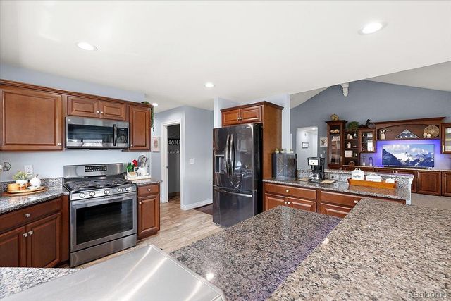35526 Brooke Circle, New Baltimore, MI 48047
