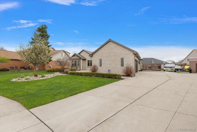 35526 Brooke Circle, New Baltimore, MI 48047