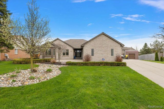 35526 Brooke Circle, New Baltimore, MI 48047