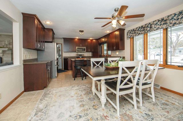 203 Southridge Drive, Waverly, IA 50677