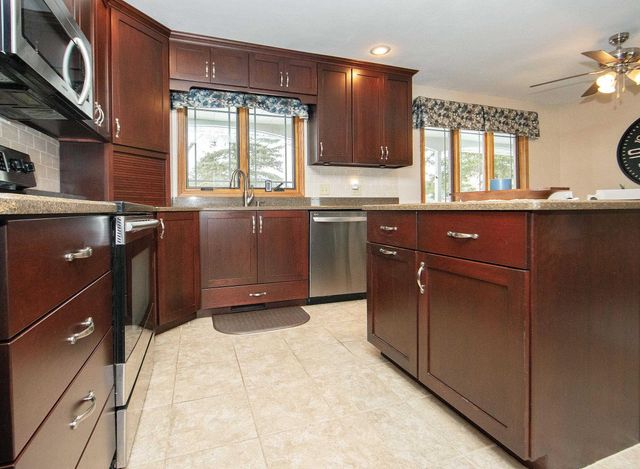 203 Southridge Drive, Waverly, IA 50677