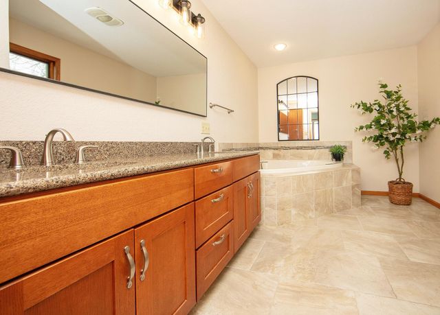 203 Southridge Drive, Waverly, IA 50677