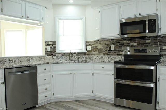 105 Acorn LN, Yorktown, VA 23692