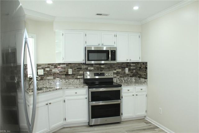 105 Acorn LN, Yorktown, VA 23692