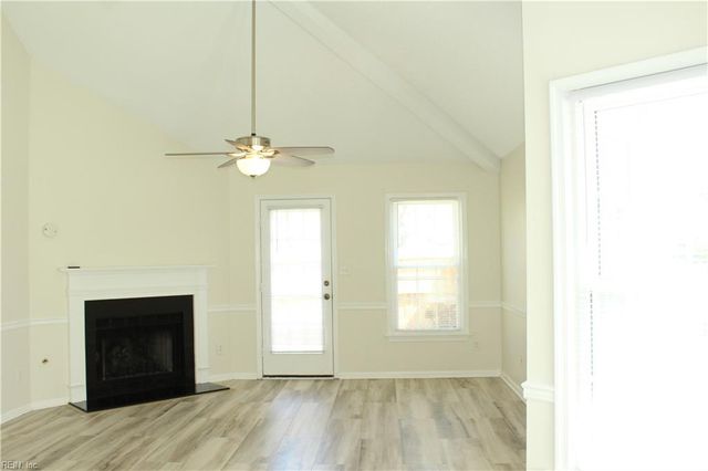 105 Acorn LN, Yorktown, VA 23692