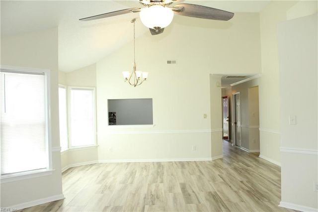 105 Acorn LN, Yorktown, VA 23692