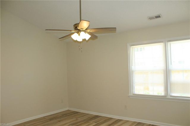 105 Acorn LN, Yorktown, VA 23692