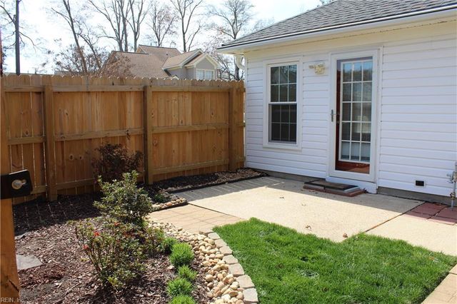 105 Acorn LN, Yorktown, VA 23692