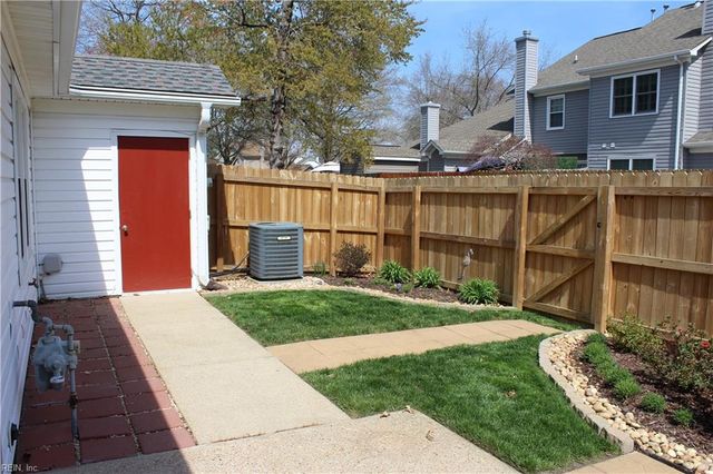 105 Acorn LN, Yorktown, VA 23692