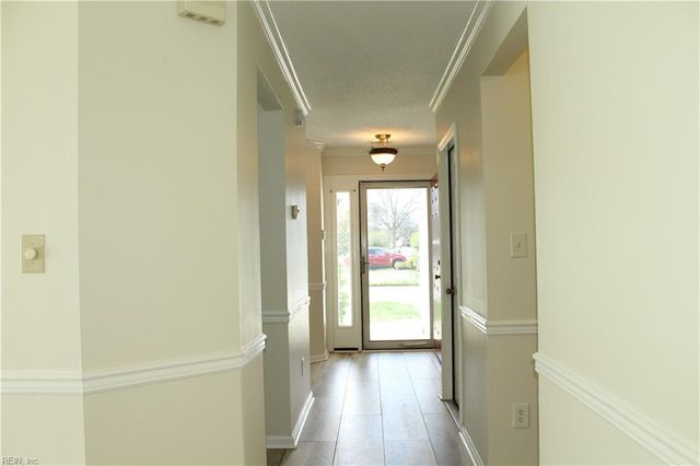 105 Acorn LN, Yorktown, VA 23692