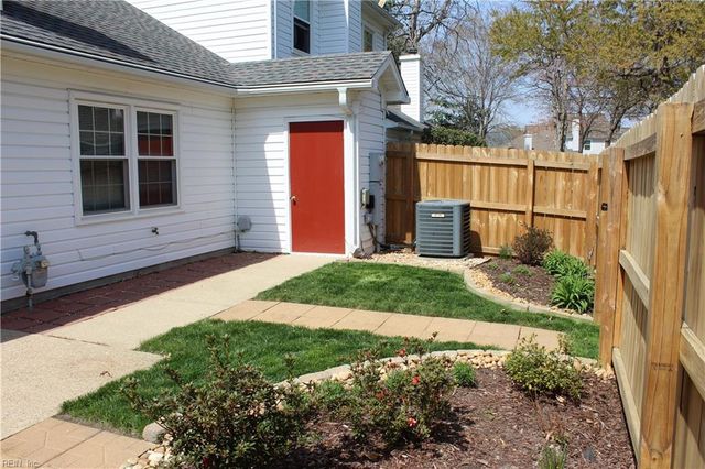 105 Acorn LN, Yorktown, VA 23692