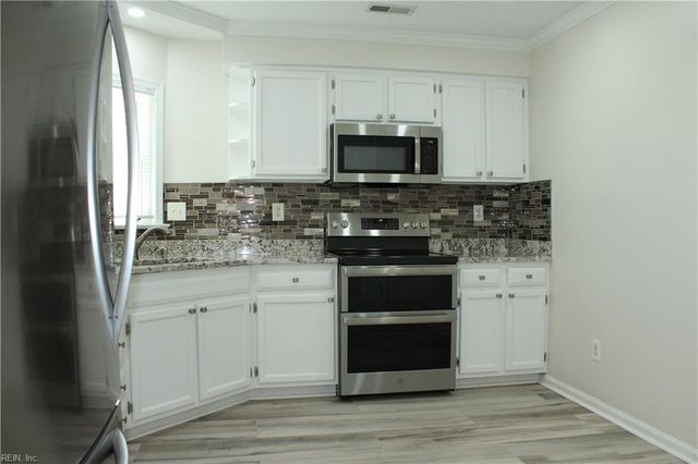 105 Acorn LN, Yorktown, VA 23692