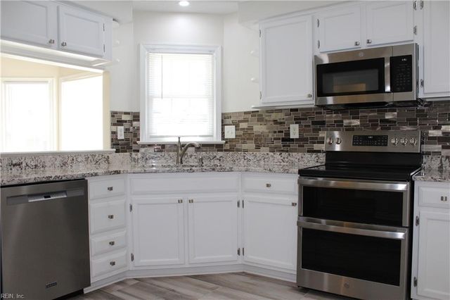 105 Acorn LN, Yorktown, VA 23692