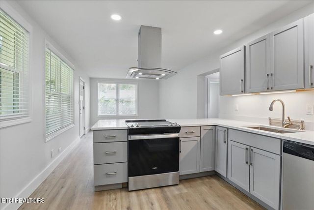 185 S Purdue Ave, Oak Ridge, TN 37830