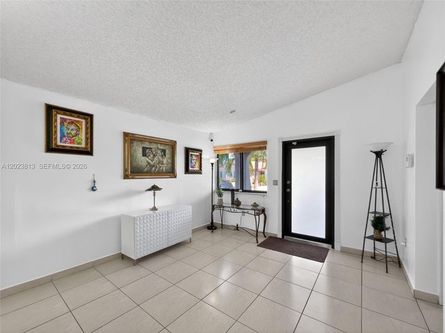2462 W 65th St, Hialeah, FL 33016