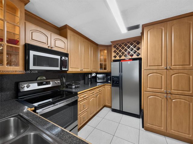 2462 W 65th St, Hialeah, FL 33016