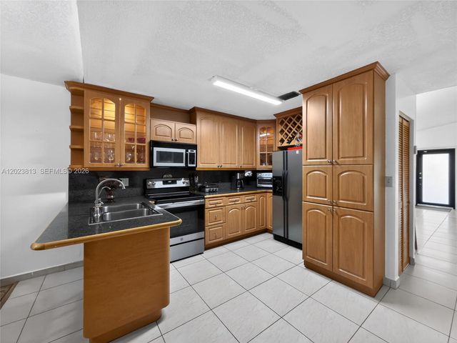 2462 W 65th St, Hialeah, FL 33016