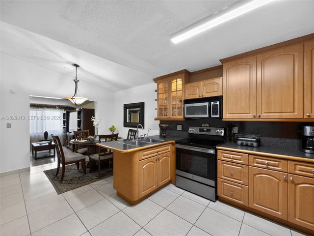2462 W 65th St, Hialeah, FL 33016