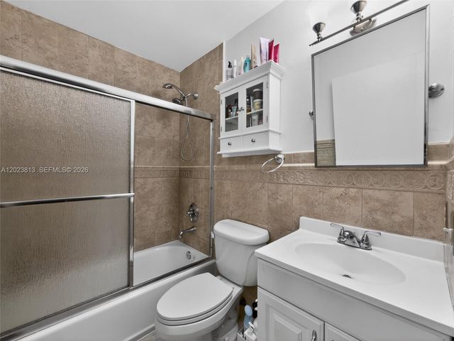 2462 W 65th St, Hialeah, FL 33016