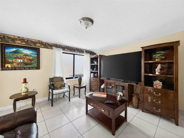 2462 W 65th St, Hialeah, FL 33016