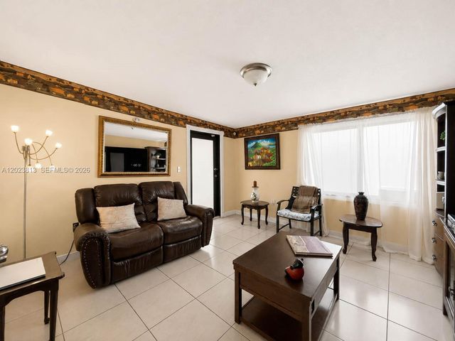 2462 W 65th St, Hialeah, FL 33016
