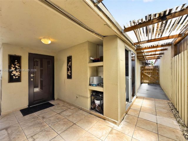 2462 W 65th St, Hialeah, FL 33016
