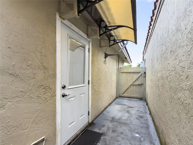2462 W 65th St, Hialeah, FL 33016
