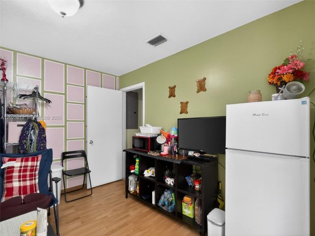 2462 W 65th St, Hialeah, FL 33016