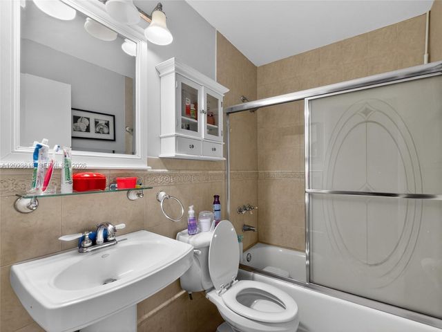 2462 W 65th St, Hialeah, FL 33016