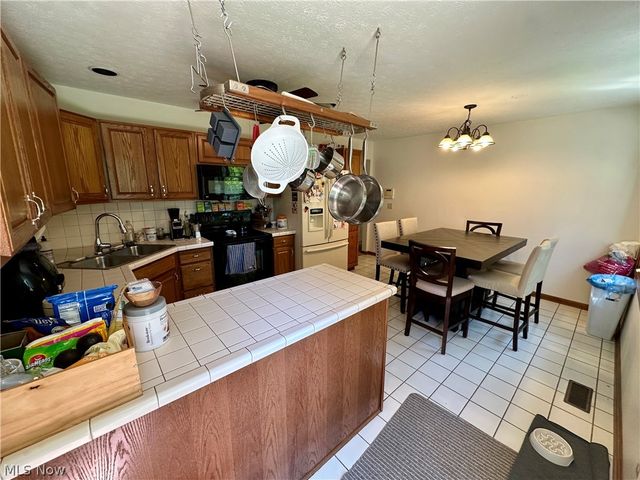 16492 Sunwood Oval, Strongsville, OH 44136