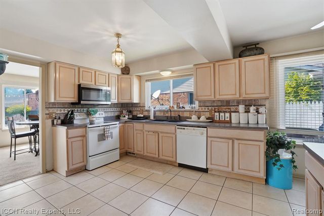 40567 Santoni Drive, Clinton Township, MI 48038