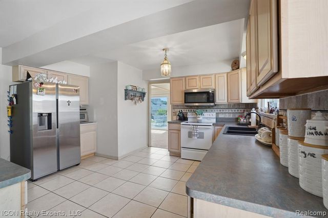 40567 Santoni Drive, Clinton Township, MI 48038
