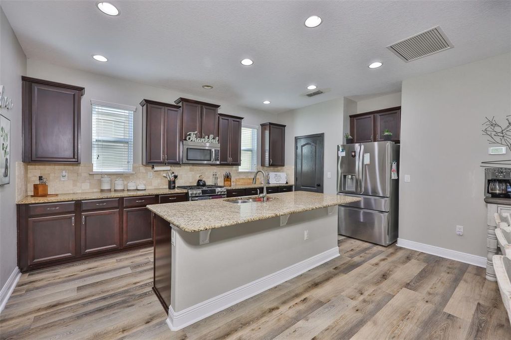 Image 12 of property listing at 7912 HAMPTON LAKE DRIVE, Tampa, FL 33647