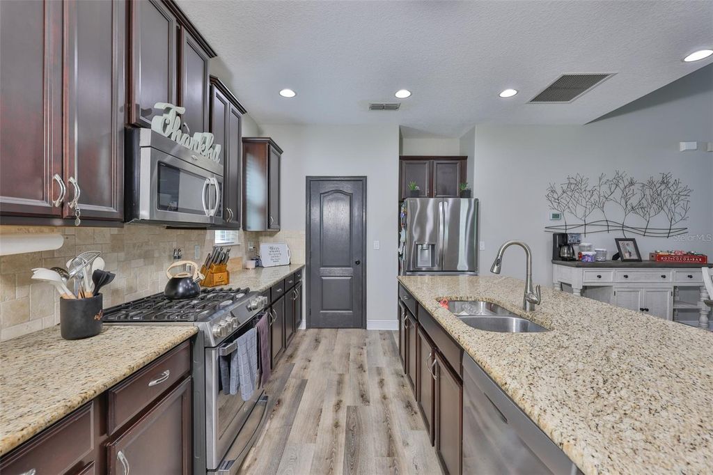 Image 13 of property listing at 7912 HAMPTON LAKE DRIVE, Tampa, FL 33647
