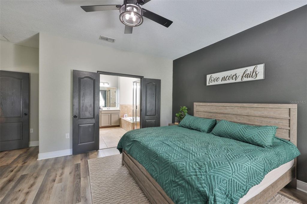Image 17 of property listing at 7912 HAMPTON LAKE DRIVE, Tampa, FL 33647