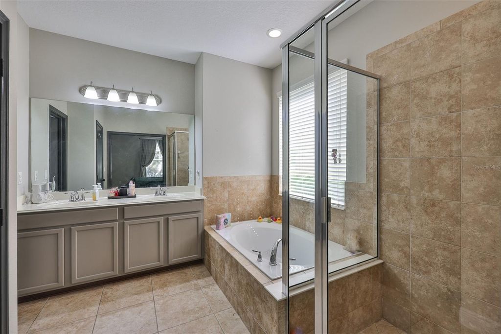 Image 19 of property listing at 7912 HAMPTON LAKE DRIVE, Tampa, FL 33647