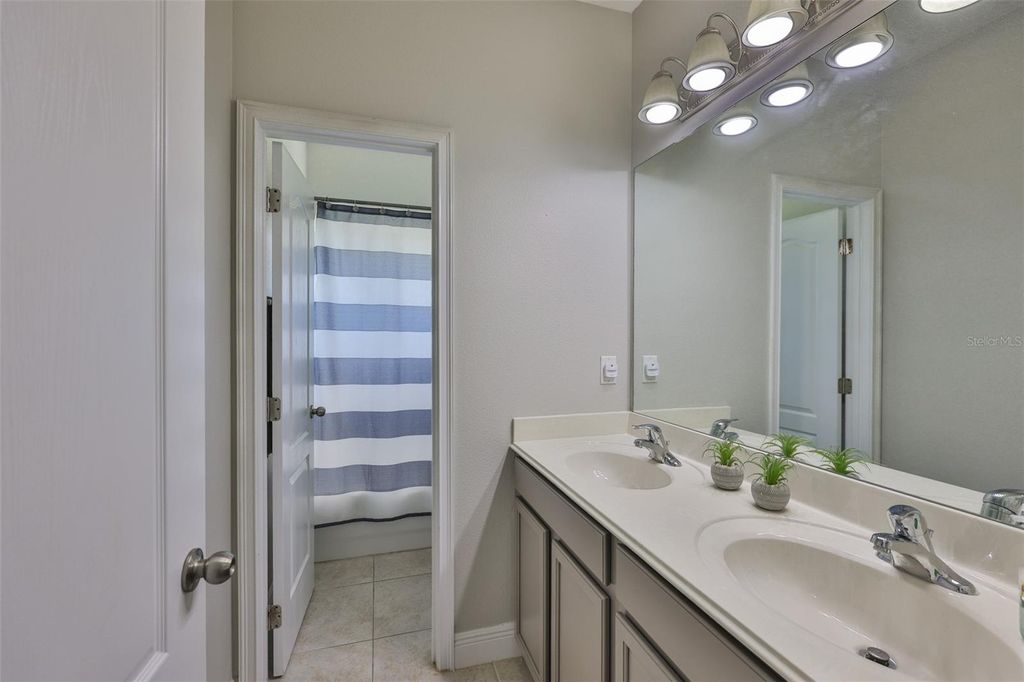 Image 27 of property listing at 7912 HAMPTON LAKE DRIVE, Tampa, FL 33647