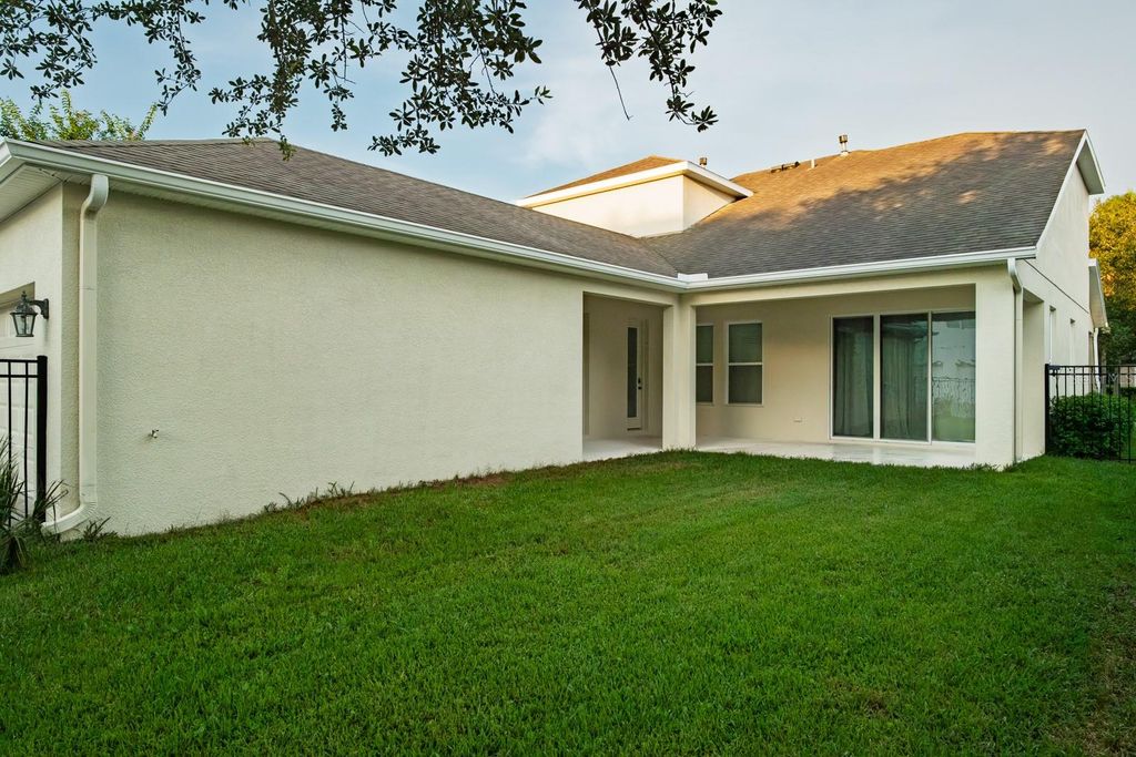 Image 30 of property listing at 7912 HAMPTON LAKE DRIVE, Tampa, FL 33647