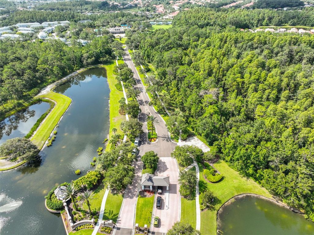 Image 37 of property listing at 7912 HAMPTON LAKE DRIVE, Tampa, FL 33647