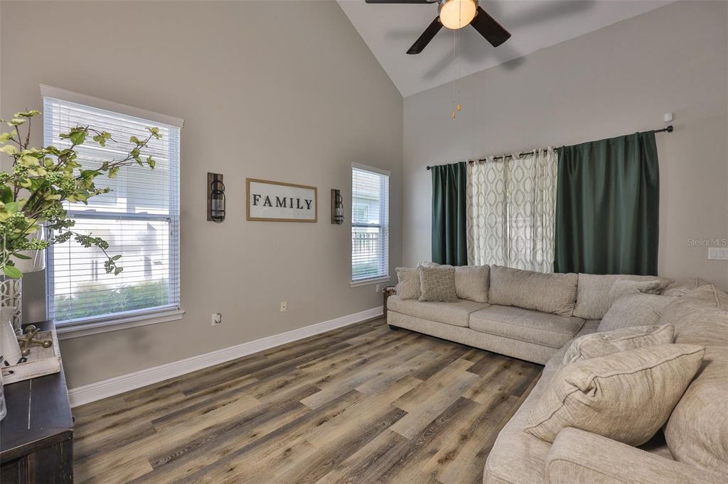 Image 8 of property listing at 7912 HAMPTON LAKE DRIVE, Tampa, FL 33647